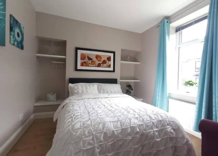 Argyle House, 10 Minute Walk From City Centre